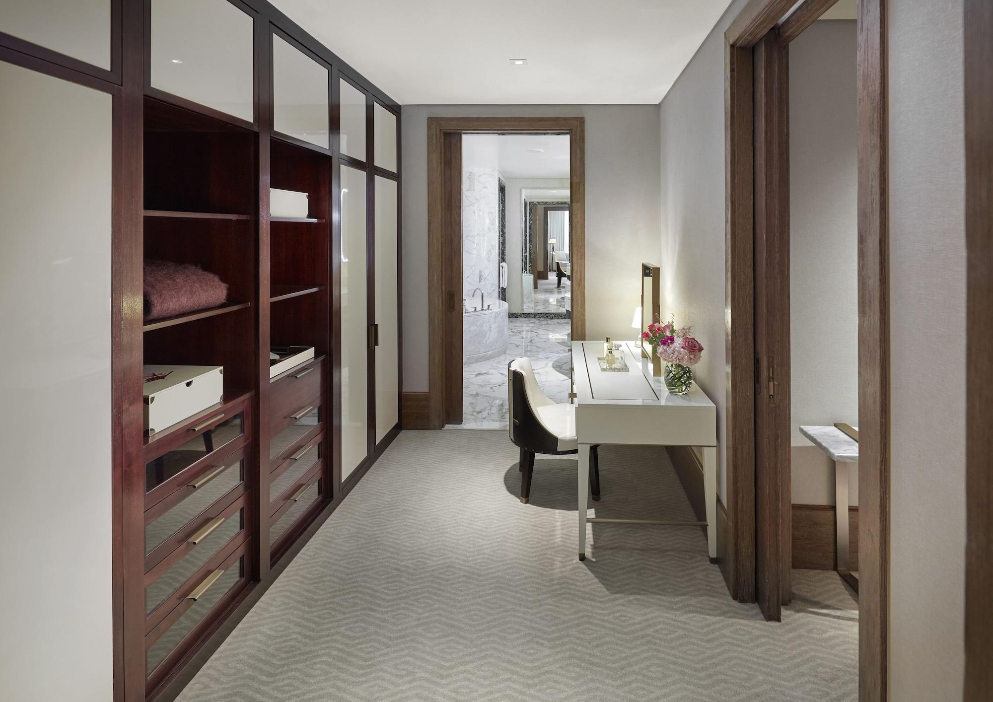 Mandarin Oriental, Doha Hotel Exterior photo A walk-in closet